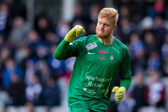 AFC Eskilstunas målvakt Tim Erlandsson jublar
