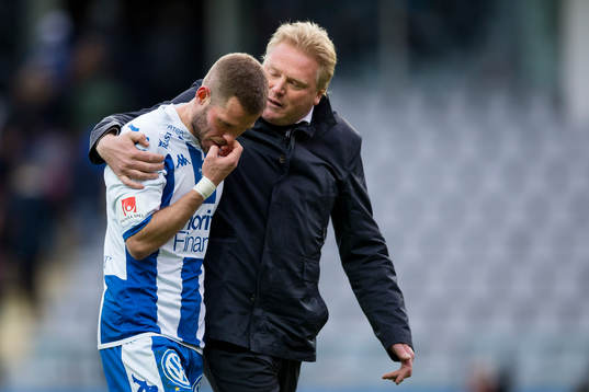IFK Göteborgs tränare Jörgen Lennartsson i samtal med