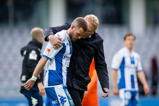 IFK Göteborgs tränare Jörgen Lennartsson i samtal med