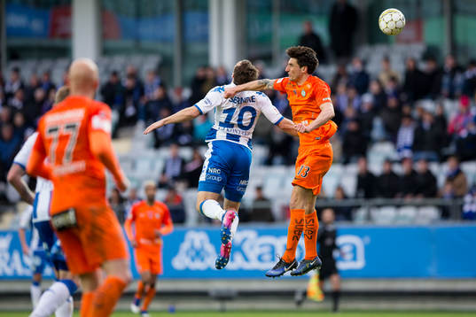 IFK Göteborgs Tobias Hysen i nickduell med AFC Eskilstunas