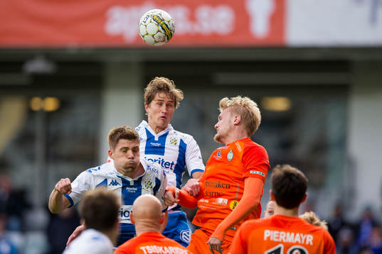 IFK Göteborgs Thomas Rogne i nickduell med AFC Eskilstunas