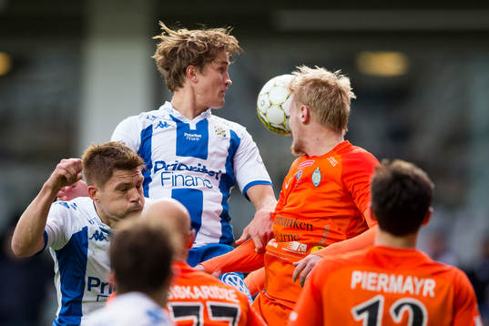 IFK Göteborgs Thomas Rogne i nickduell med AFC Eskilstunas