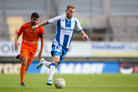 IFK Göteborgs Emil Salomonsson före AFC Eskilstunas Omar