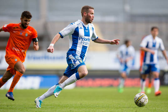 IFK Göteborgs Emil Salomonsson före AFC Eskilstunas Omar