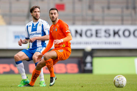 IFK Göteborgs Mattias Bjärsmyr slår en pass förbi AFC