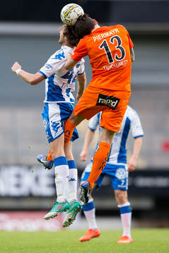 IFK Göteborgs Mikkel Diskerud i nickduell med AFC