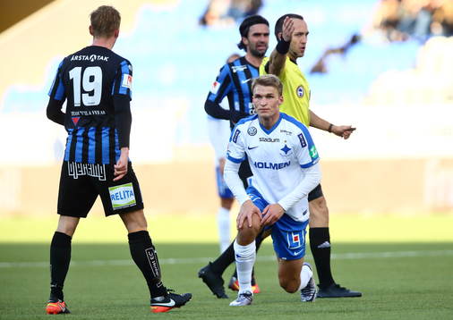 Norrköpings Sebastian Andersson med domaren bakom sig