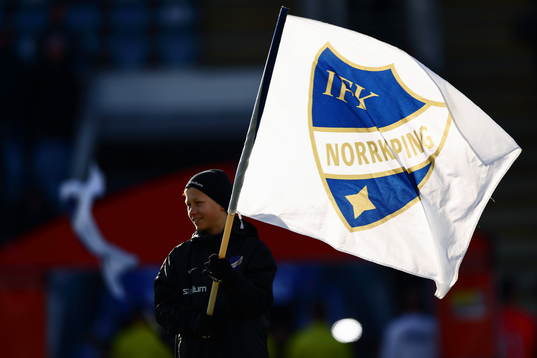 Flagga med Norrköpings klubbemblem innan  fotbollsmatchen