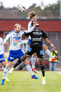 Luleås Jesper Medén och Sebastian Sandlund i en nickduell