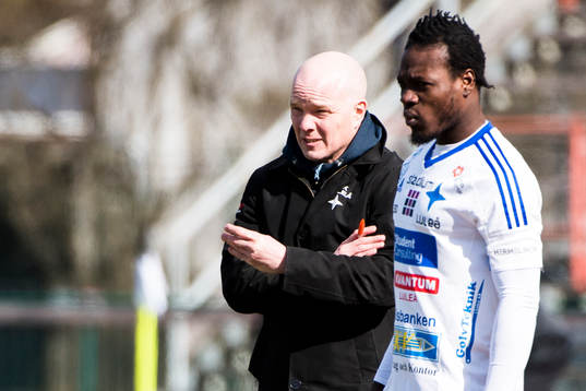 Luleås tränare Fredrik Waara med Luleås Tetteh Komey