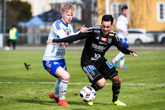 Luleås Linus Sjöberg i en kamp med Carlstads Bastian