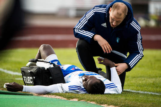 Luleås Tetteh Komey blir liggandes