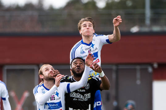 Luleås Jesper Medén och Sebastian Sandlund i en nickduell