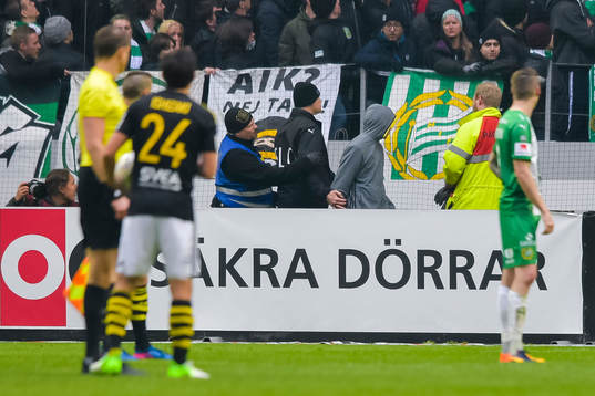 En bollkalle blir undersökt