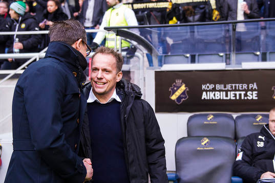 s tränare Rikard Norling hälsar på Hammarbys tränare