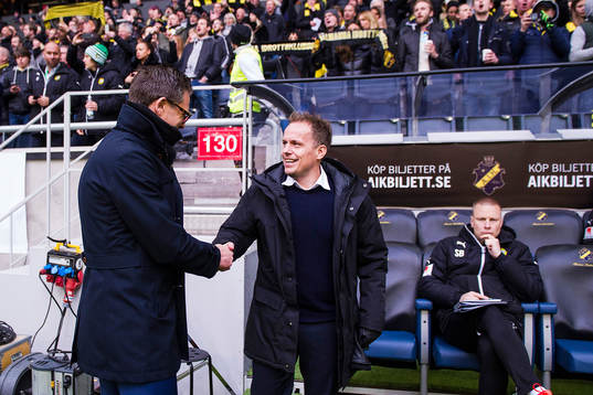 s tränare Rikard Norling hälsar på Hammarbys tränare