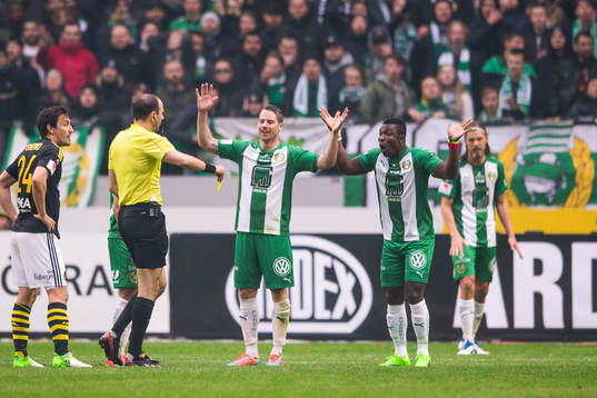 Hammarbys Johan Persson och Joseph Aidoo reagerar mot