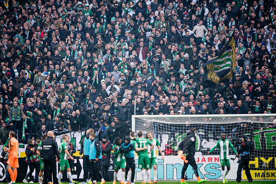 Hammarbys supportrar jublar