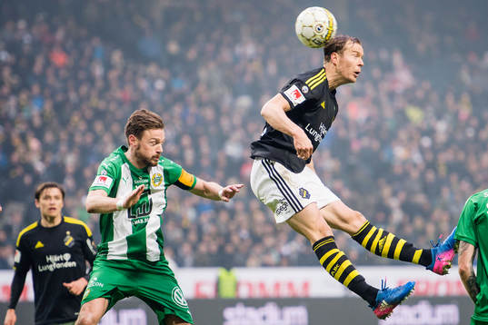 s Per Karlsson i en nickduell med Hammarbys Arnór Smárason