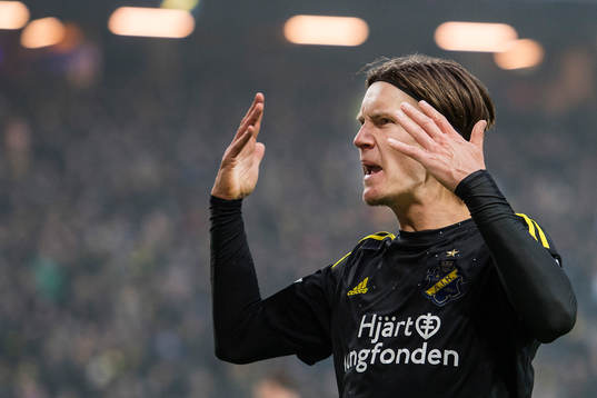 s Kristoffer Olsson manar på publiken