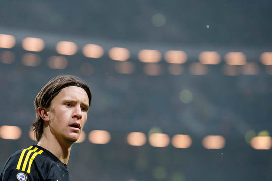 s Kristoffer Olsson manar på publiken