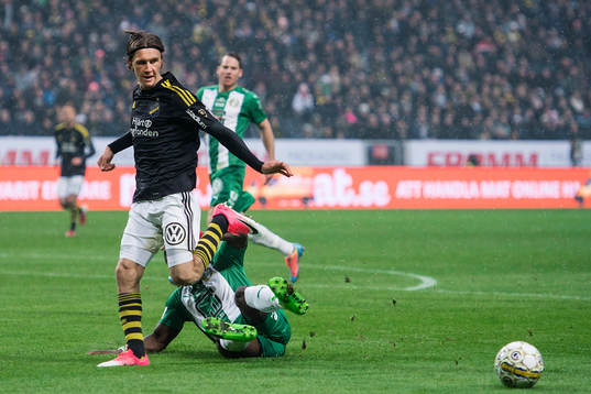s Kristoffer Olsson mot Hammarbys Joseph Aidoo
