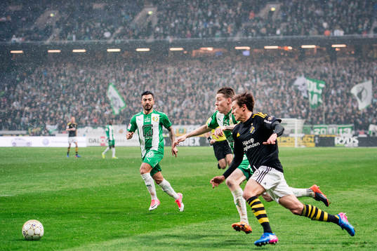 s Simon Thern utmanar Hammarbys Jiloan Hamad och Birkir
