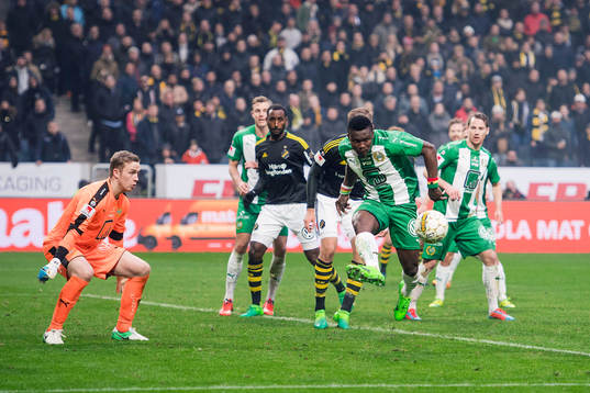 Hammarbys Joseph Aidoo rensar framför målvakt Ögmundur