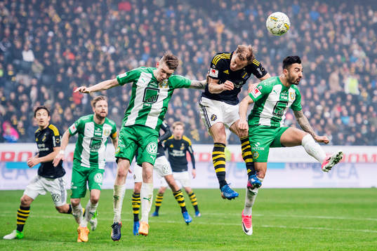 Hammarbys Birkir Már Saevarsson och Jiloan Hamad i en
