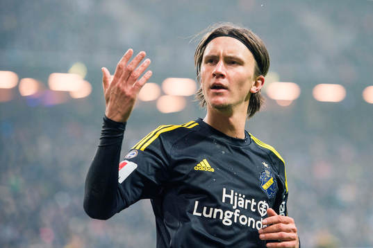 s Kristoffer Olsson försöker mana på publiken