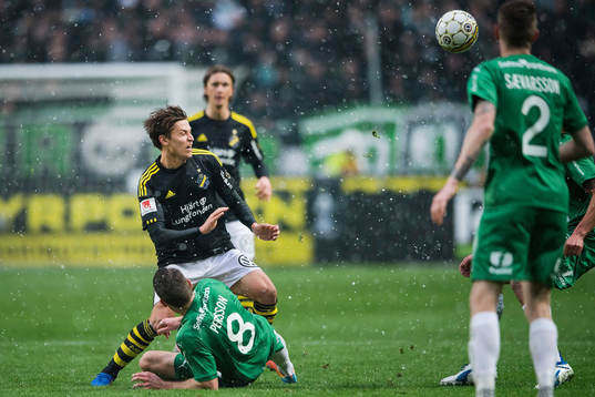 s Simon Thern fälls av AIK:s Simon Thern