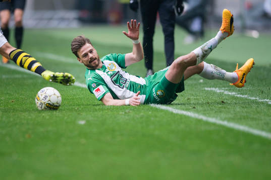 Hammarbys Arnór Smárason faller
