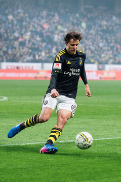 s Simon Thern