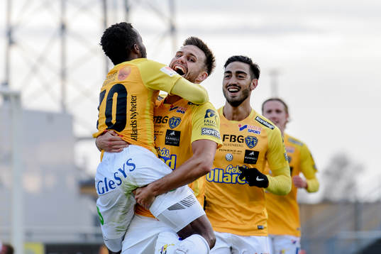 Falkenbergs Richard Donkor har gjort 1-1 och jublar när