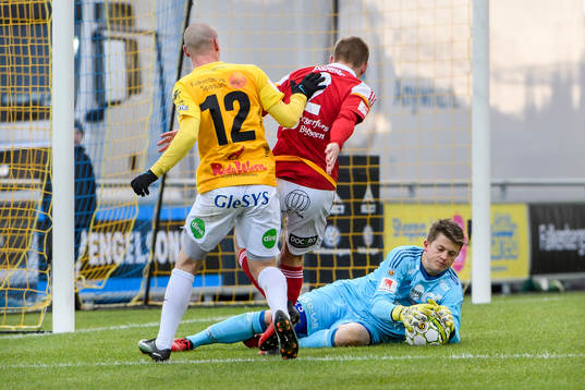 Degerfors målvakt Oscar Klasson räddar