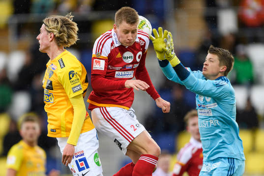 Falkenbergs Viktor Götesson och Degerfors Jonas Olsson