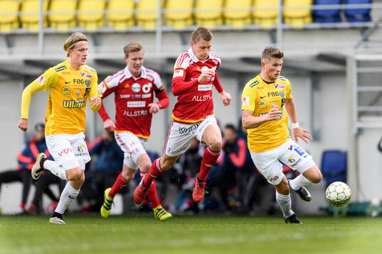 Falkenbergs Erik Pärsson driver bollen före Degerfors