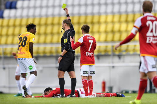 Falkenbergs Dominic Chatto får gult kort av domare Jim