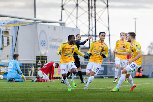 Falkenbergs Richard Donkor jublar