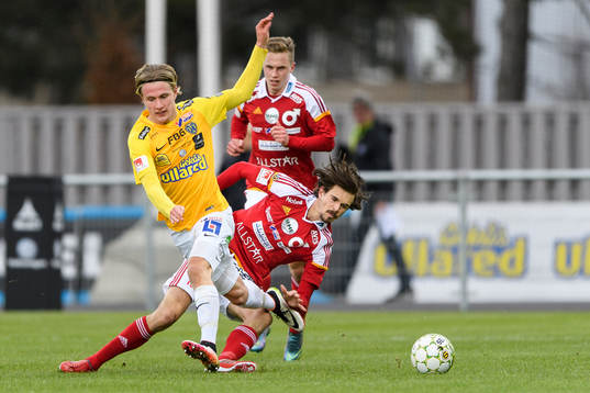 Falkenbergs Viktor Götesson och Degerfors Sebastian Ohlsson