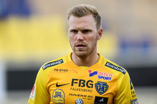Falkenbergs Per Karlsson före fotbollsmatchen i Superettan