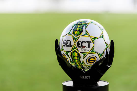 Select officiell matchboll före fotbollsmatchen i
