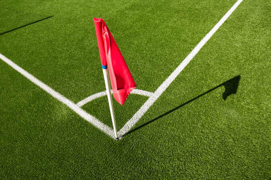 En hörnflagga på konstgräs