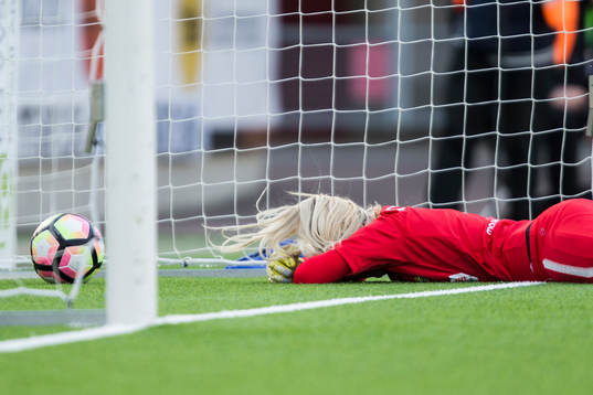Hammarbys målvakt Emma Holmgren släpper in 1-0 av