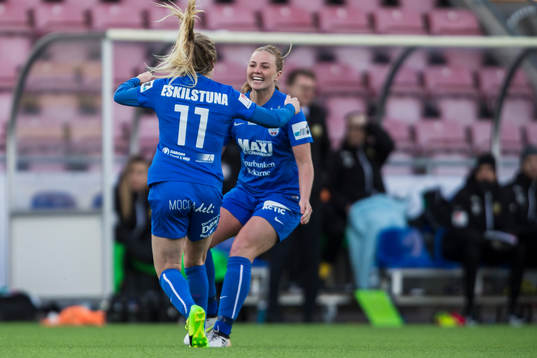 Eskilstuna Uniteds Fiona Brown jublar med Glodis Perla