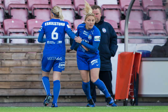 Eskilstuna Uniteds Mimmi Larsson byts in mot Petra Johansson