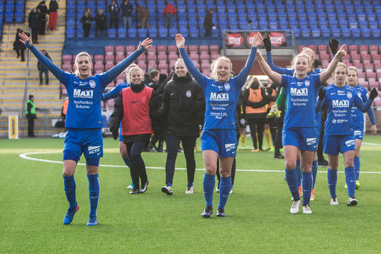 Eskilstuna Uniteds Olivia Schough , Mimmi Larsson  och