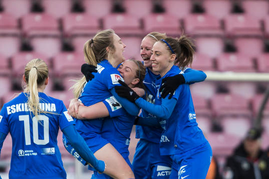 Eskilstuna Uniteds Fiona Brown jublar med Olivia Schough