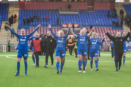 Eskilstuna Uniteds spelare jublar