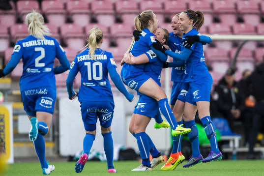 Eskilstuna Uniteds Fiona Brown jublar med Hanna Glas ,